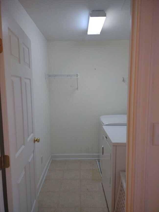 Building Photo - Lovely 2 Bedroom House | Great Location!