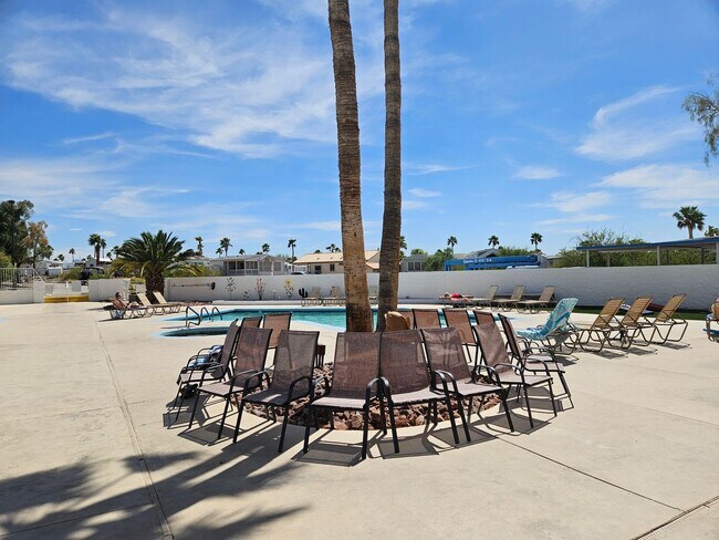 Building Photo - Cute Park Model for rent in a lively 55+ Park!