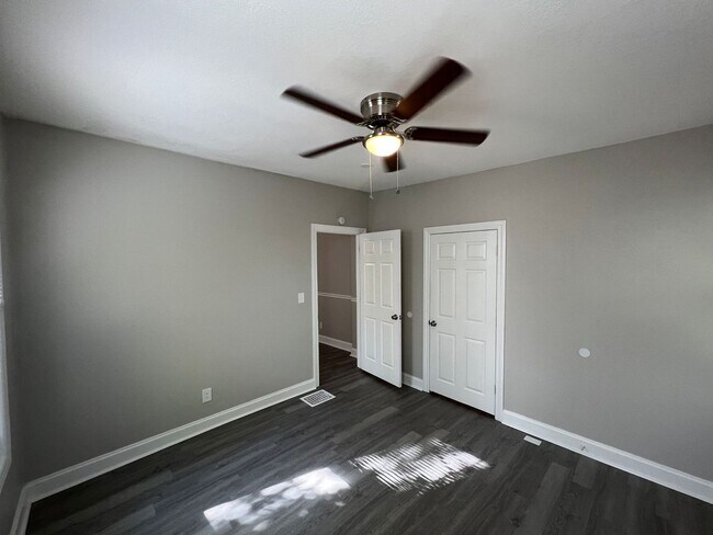 Building Photo - Completely Renovated 3 Bed / 2 Bath Home!
