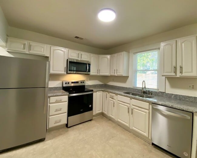 Building Photo - Villa Heights-Belmont Area 2 or 3 bed, 2 b...