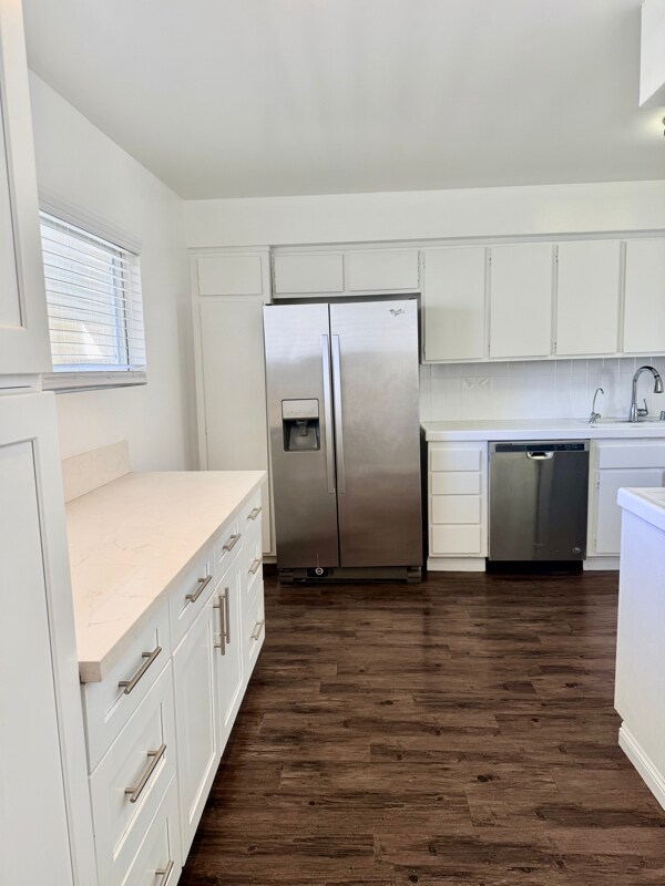 Building Photo - 17440 Burbank Blvd