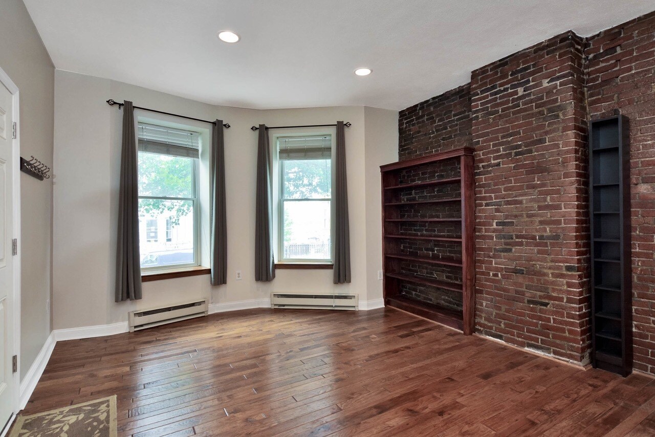 Building Photo - 383 Meridian St