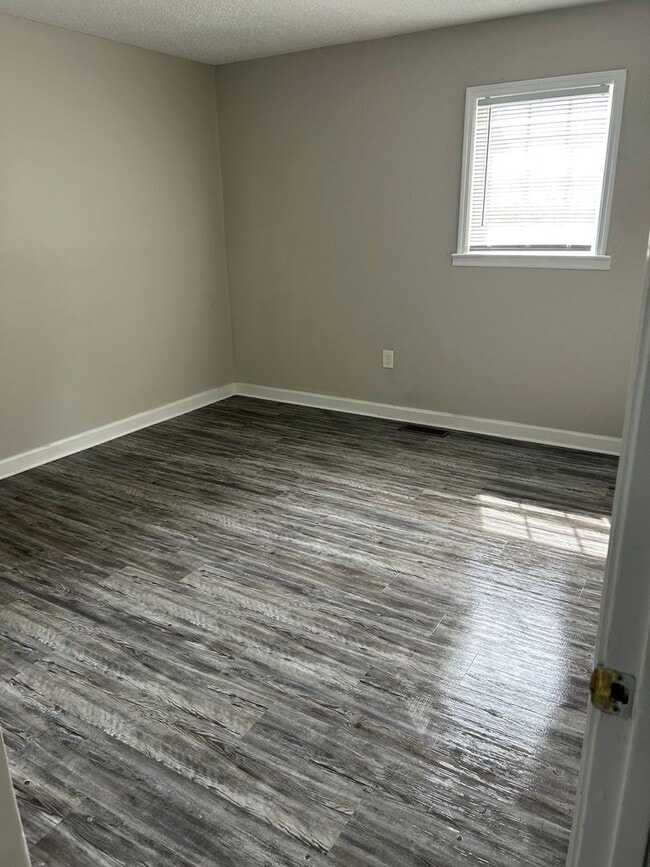 Building Photo - 3 Bedroom One Bath House For Rent