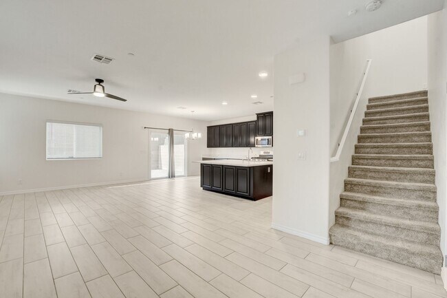 Building Photo - 4 Bedroom Townhouse in Tule Springs