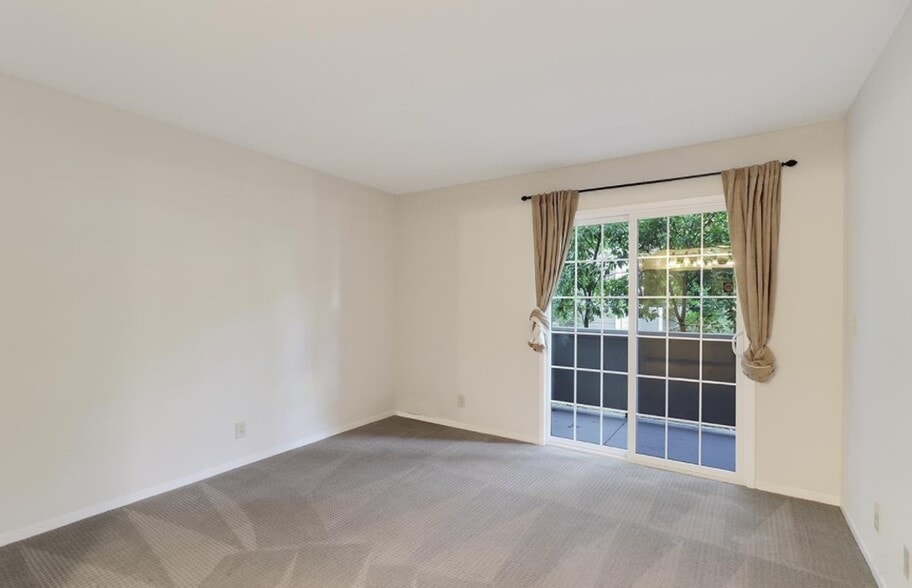 Building Photo - 520 Canyon Oaks Dr