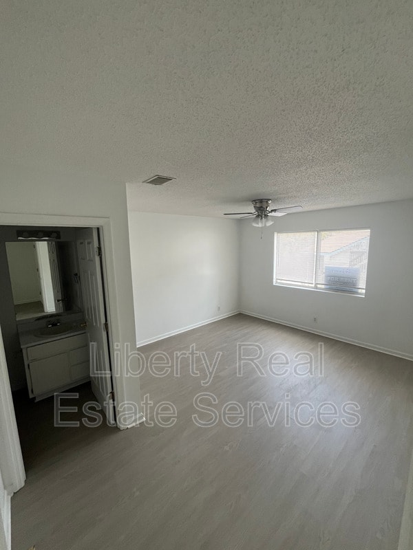 Building Photo - 910 Brett Dr