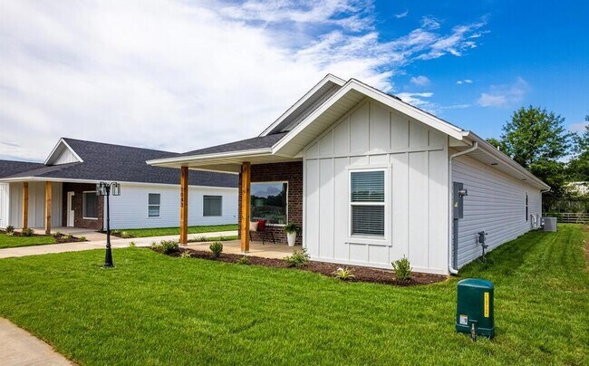 Building Photo - 923 N Blake Ave