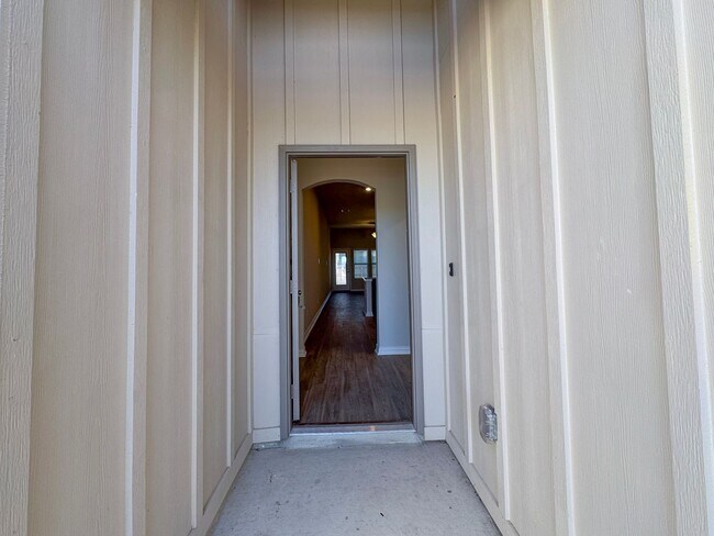 Building Photo - 9306