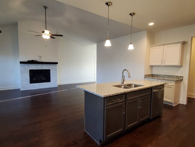 Building Photo - 220 Hermitage Point Dr