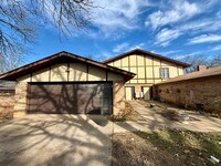 Building Photo - Tour Today! Spacious 3 Bed, 2.5 Bath Duplex