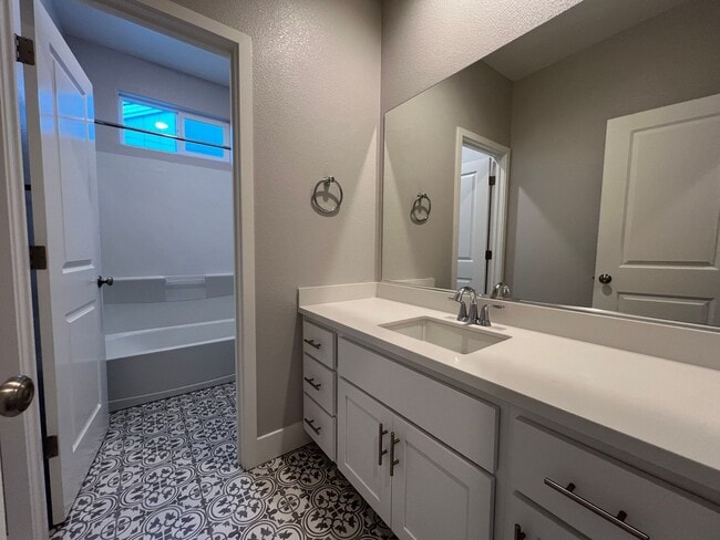 Building Photo - Beautiful Blackpines Community Three Bedroom