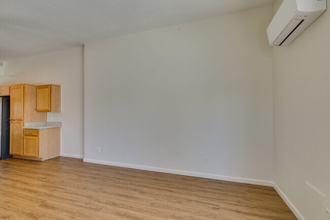 Building Photo - 3-Bedroom Home with Upgraded Cooling & Gre...