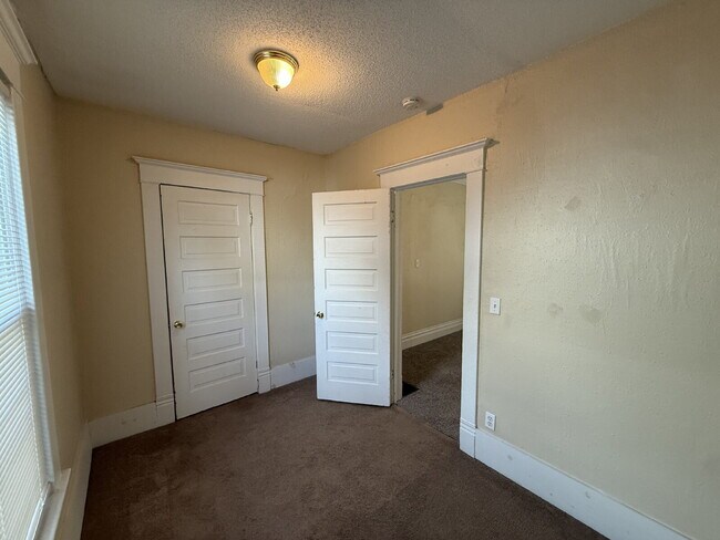 Building Photo - NW Side 1BR under $1000