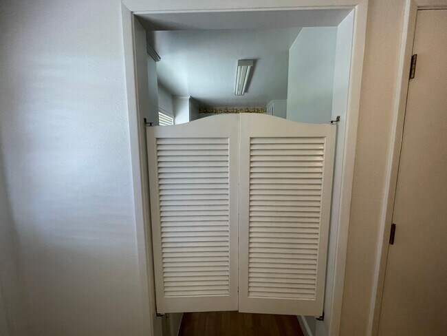 Building Photo - Custom home located next to Oakdale Country Club!