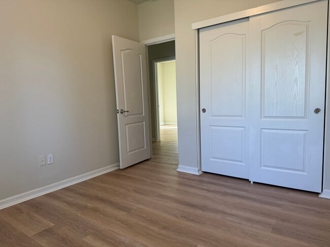 Building Photo - 5 bedroom home in W. Roseville. No carpet!