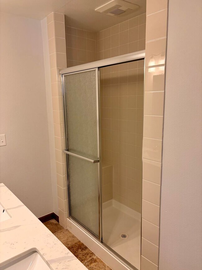 Building Photo - Two Bedroom PLUS Bonus Room on the West End of Pearl Street