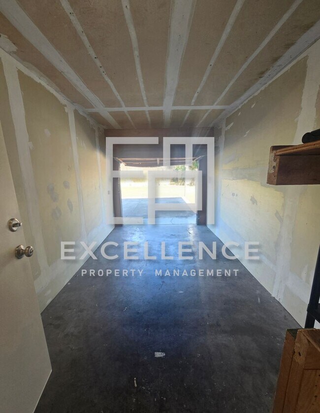 Building Photo - 2/1.5 Condo in 4plex, Granite Counters, LVT, 1 Car Garage, Community Pool and Laundry