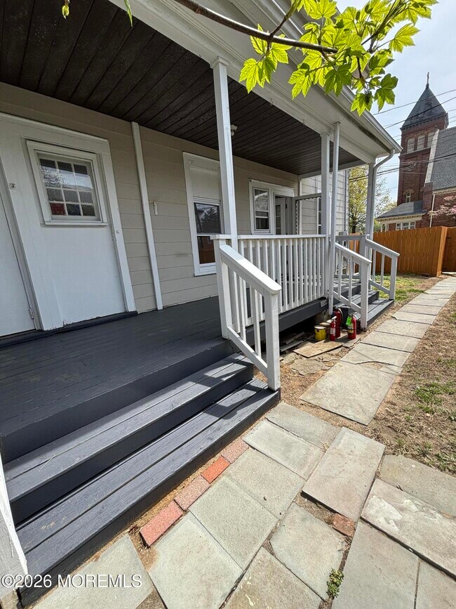 Building Photo - 68 Maple Ave