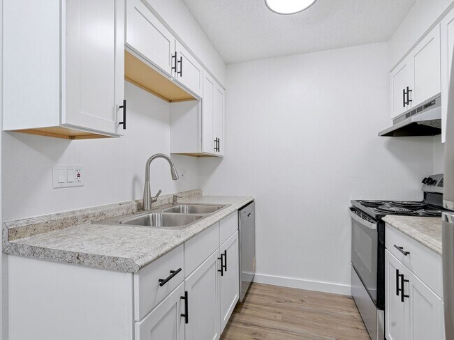 Building Photo - Remodeled 1 Bedroom, 1 Bathroom Apartment- Close to shopping!