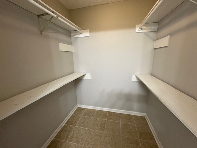 Building Photo - 3909 Almon Dr