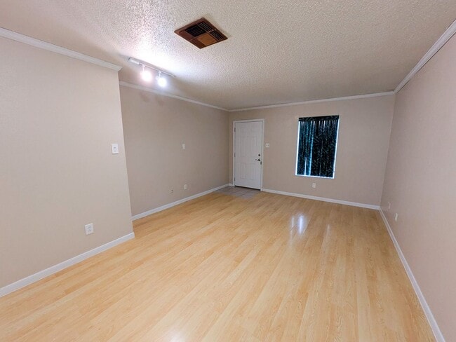 Building Photo - 6255 Bedford Dr