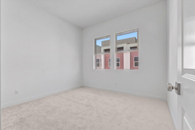 Building Photo - 1285 Hollyleaf Ter