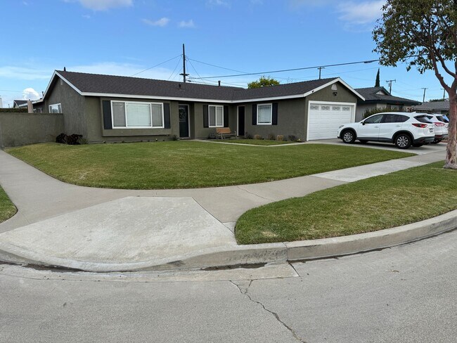 Building Photo - Garden Grove - Upgraded 3 Bedroom 2 Bath H...