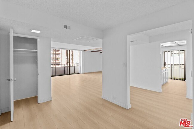Building Photo - 10535 Wilshire Blvd