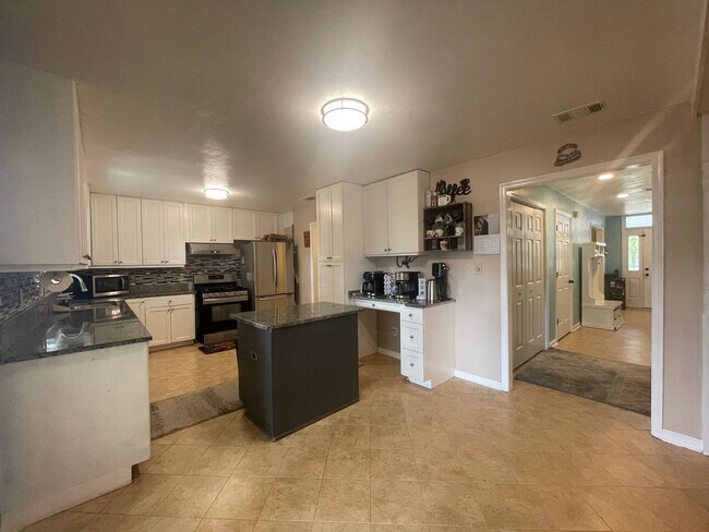 Building Photo - BEAUTIFUL 4 BED / 2.5 BATH SF IN COVENTRY