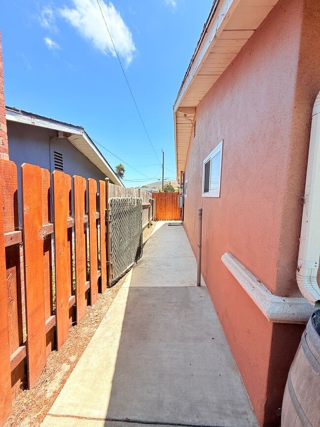 Building Photo - Cozy Studio Unit in Lompoc – Utilities Inc...