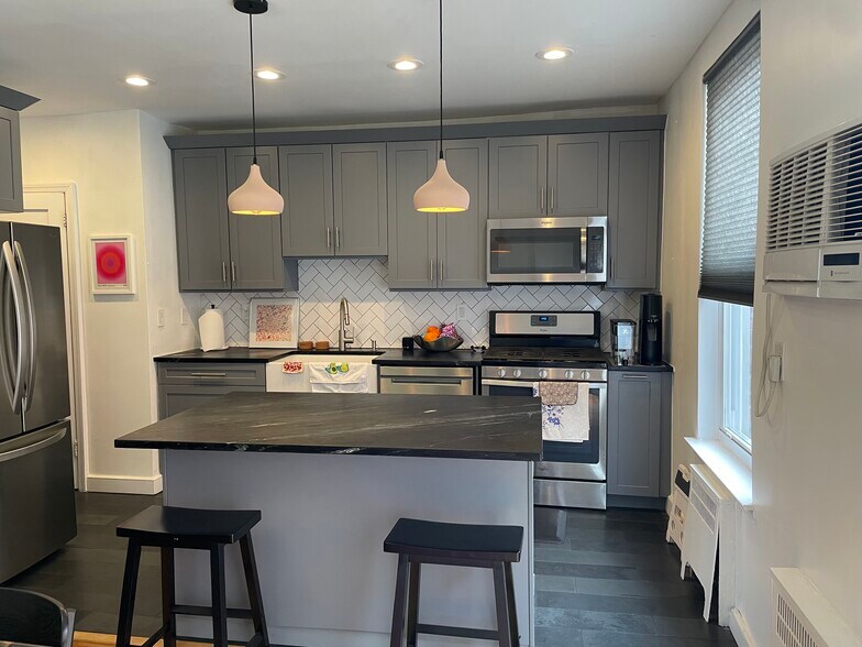 Building Photo - 3446 Corlear Ave