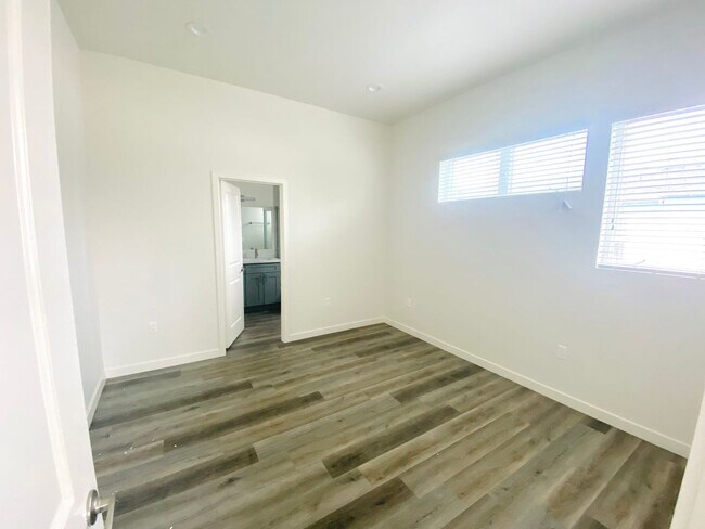 Building Photo - 2409 1/2 Ridgeley Dr