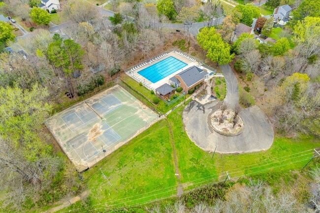 Building Photo - Beautiful 3 bedroom 2 full bath Ranch on a cul-de-sac in Charlotte's Walnut Creek community.