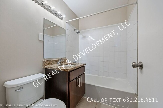 Building Photo - *** SCHOOL DISTRICT 25 / 3 BDRM -1.5 BTH /...