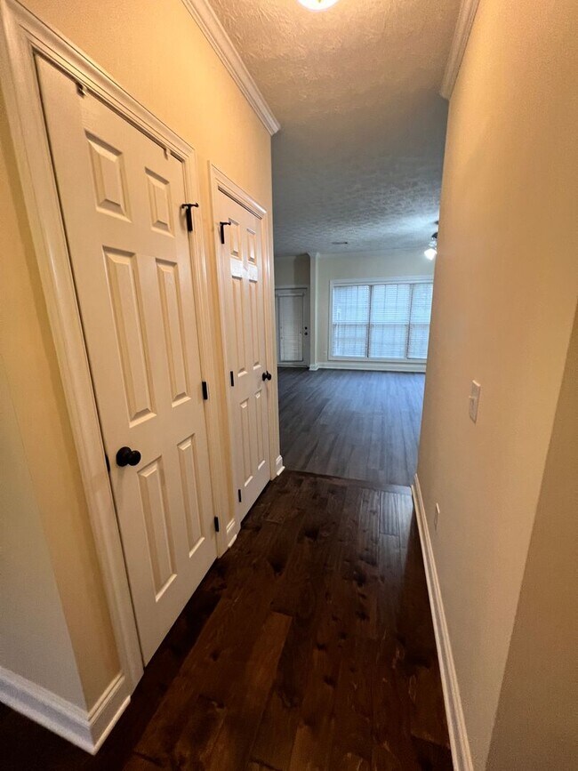Building Photo - 1630 Academy Dr