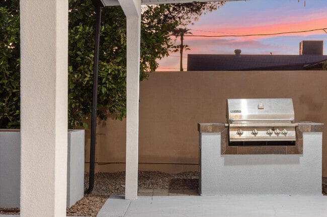 Building Photo - 8525 E Clarendon Ave