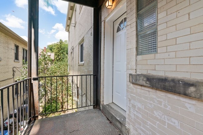 Building Photo - CHARMING & FULLY UPDATED 2 BED/1 BATH HOME IN HEART OF BEECHVIEW