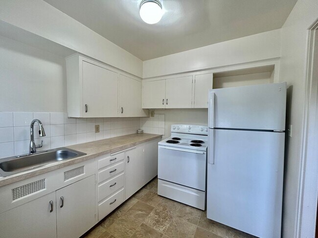 Building Photo - One Bed, One Bath, Vintage Charmer!