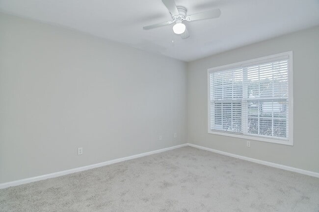Building Photo - 3 Bedroom 2 Bath Townhouse With Garage