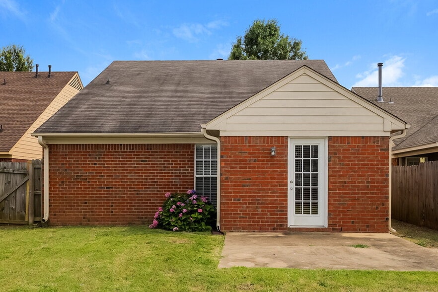Building Photo - 1614 Central Trails Dr