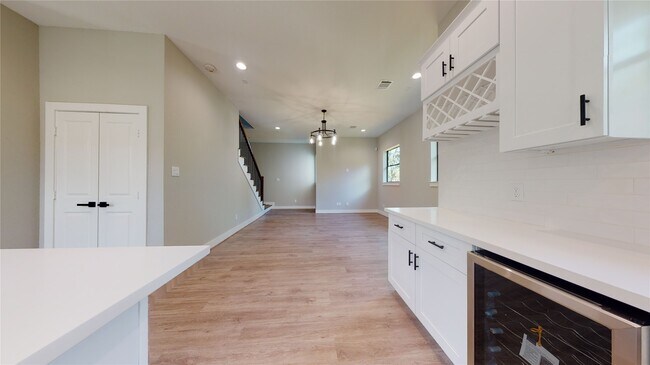Building Photo - 806 E 39th St