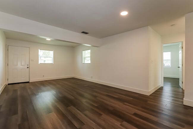 Building Photo - 701 NE 11th Ave