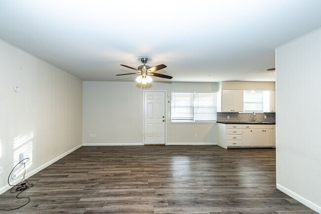 Building Photo - Large & Recently Updated!