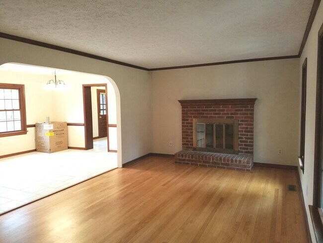 Building Photo - 2750 River Rd W