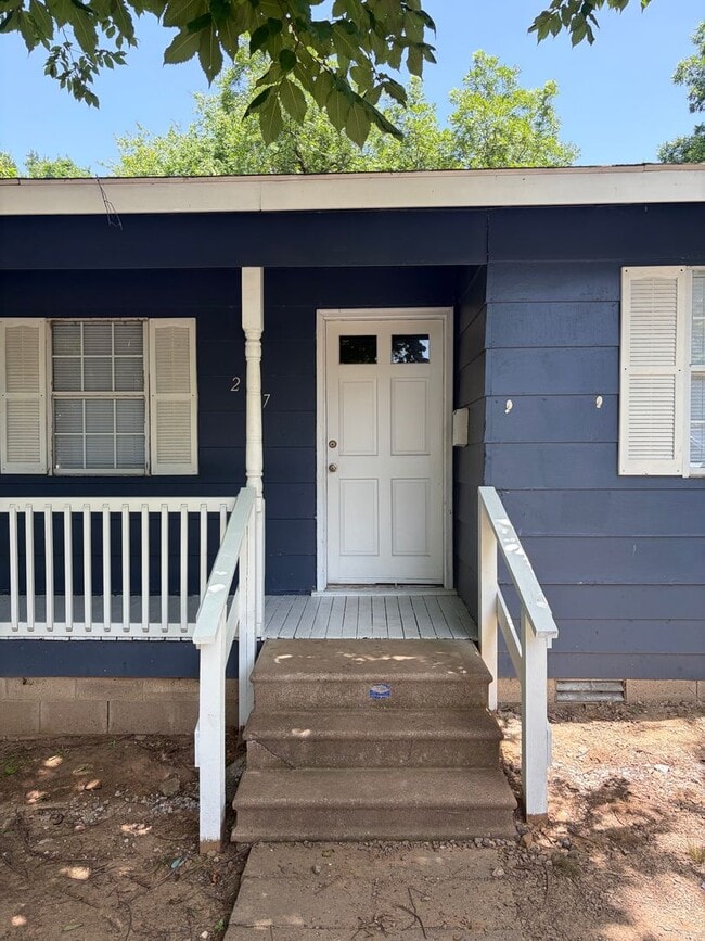 Building Photo - 3 bedroom and 1 bathroom house- $1000 move-in special