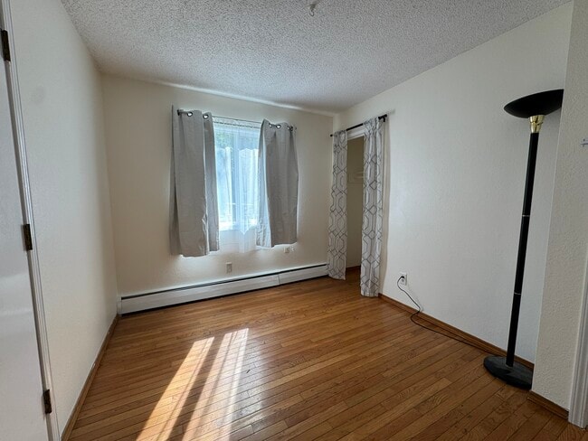 Building Photo - 1233 Crescent Dr