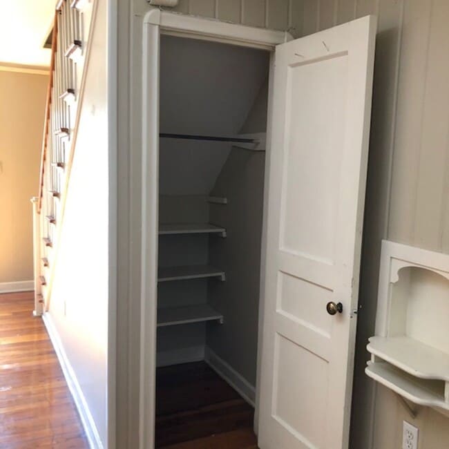 Building Photo - Great location in Garden District seconds from Downtown and LSU.