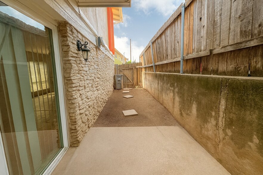 Building Photo - 7206 Creekside Dr