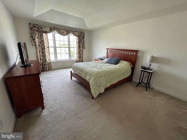 Building Photo - 2387 Dorchester St W