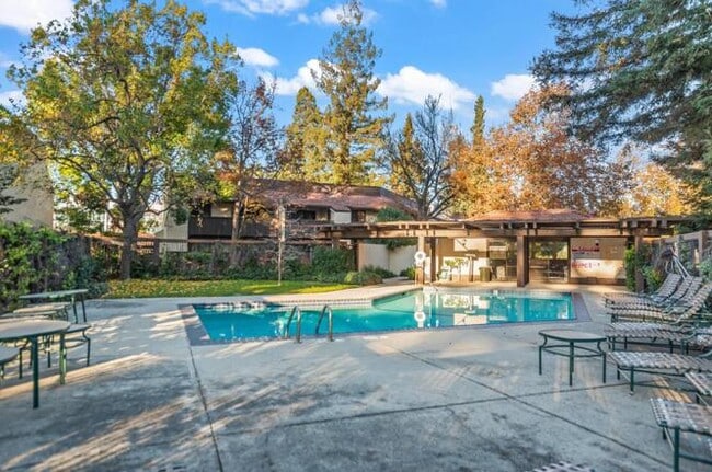 Building Photo - APARTMENT